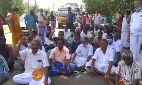 பட்டுக்கோட்டை அருகே  முறையாக நெல் கொள்முதல் செய்யாததை கண்டித்து சாலை மறியல் பட்டுக்கோட்டை அருகே  முறையாக நெல் கொள்முதல் செய்யாததை கண்டித்து சாலை மறியல்