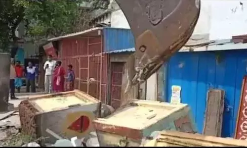 குடியாத்தம் பழைய பேருந்து  நிலையம் அருகே சாலை ஆக்கிரமிப்புகள் அகற்றம்