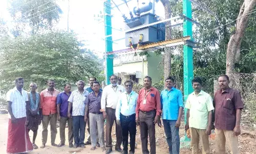 விக்கிரமசிங்கபுரம் பகுதியில் புதிதாக மின் மாற்றி-மின் விநியோகம் சரி செய்த ஊழியர்கள்
