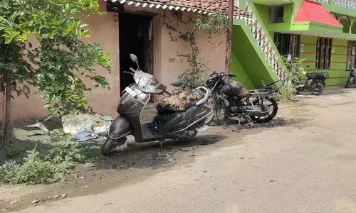 மயிலாடுதுறையில் வீட்டு வாசலில் நிறுத்தியிருந்த பைக்குகள் எரிந்து நாசம்
