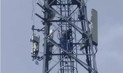 கடத்தூரில் செல்போன் டவரில், சென்னை லாரி டிரைவர் தற்கொலை முயற்சி கடத்தூரில் செல்போன் டவரில், சென்னை லாரி டிரைவர் தற்கொலை முயற்சி