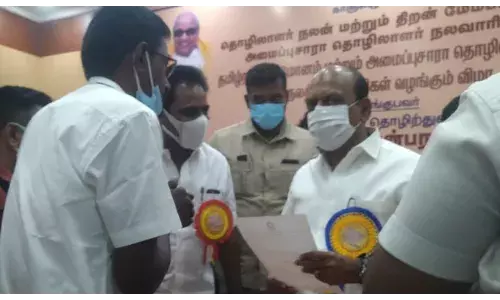 நல வாரியம் அமைக்க கோரி ஊரக தொழில் துறை அமைச்சரிடம் மின்னணு,மின் தொழிலாளர்கள் மனு
