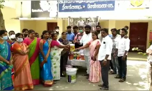 அரசு பள்ளிக்கு நலத்திட்ட உதவிகள் செய்து வரும் விஜய் ரசிகர்கள்