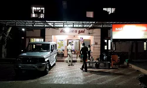 சிவகங்கை அருகே ஊராட்சி மன்ற தலைவரின் கணவரை அரிவாளால் வெட்ட முயற்சி சிவகங்கை அருகே ஊராட்சி மன்ற தலைவரின் கணவரை அரிவாளால் வெட்ட முயற்சி