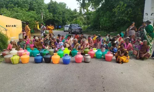 பர்கூர் அருகே குடிநீர் கேட்டு காலி குடங்களுடன் பொதுமக்கள் மறியல்