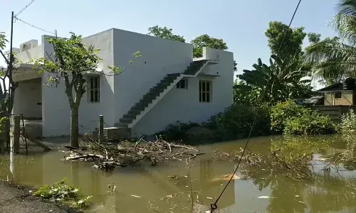 மயிலாடுதுறை அருகே  வாய்க்கால் கரை உடைந்து வீடுகளுக்குள் வெள்ளம்