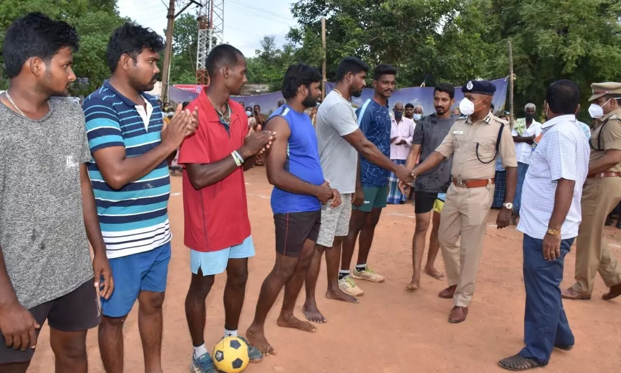 பொன்பரப்பி கிராமத்தில் காவல்துறை சார்பில் பாய்ஸ் கிளப் துவக்கம் பொன்பரப்பி கிராமத்தில் காவல்துறை சார்பில் பாய்ஸ் கிளப் துவக்கம்