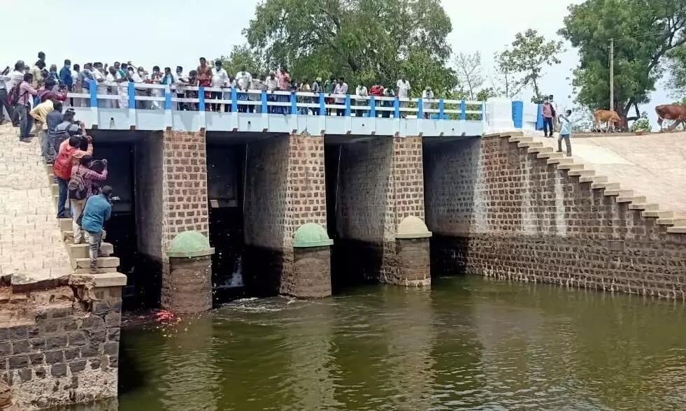 புள்ளம்பாடி வாய்க்காலில் மாவட்ட கலெக்டர் சிவராசு தண்ணீர் திறந்து விட்டார் புள்ளம்பாடி வாய்க்காலில் மாவட்ட கலெக்டர் சிவராசு தண்ணீர் திறந்து விட்டார்