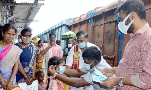 சேலம் ரயில் நிலையத்தில் மாநகராட்சி ஆணையர் ஆய்வு; பயணிகளுக்கு முகக்கவசம் வழங்கல்