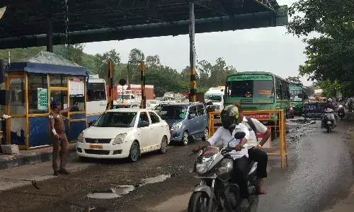 மீண்டும் கொரோனா பீதி; செங்கல்பட்டு சுங்கச்சாவடியில் போக்குவரத்து நெரிசல்