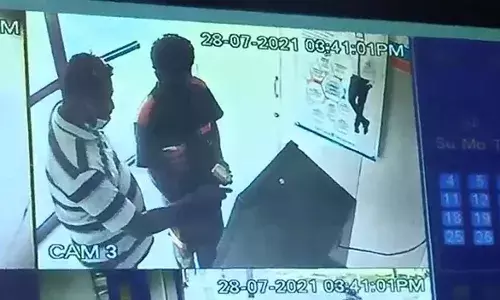 வாணியம்பாடியில் ஏ.டி.எம்மில்  நூதன முறையில் திருட்டு 