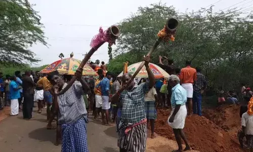 உயிரிழந்த கோவில் மஞ்சு விரட்டு காளை; கிராமமே அஞ்சலி செலுத்தி நல்லடக்கம்