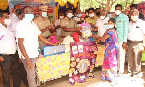 பர்கூர் அடுத்த மலைவாழ் மக்களுக்கு நலத்திட்ட உதவிகள் : எஸ்பி வழங்கல்