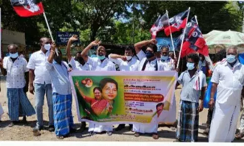 சசிகலா பொதுசெயலாளராக வர வேண்டும்: அதிமுக மனித சங்கிலி போராட்டம் சசிகலா பொதுசெயலாளராக வர வேண்டும்: அதிமுக மனித சங்கிலி போராட்டம்