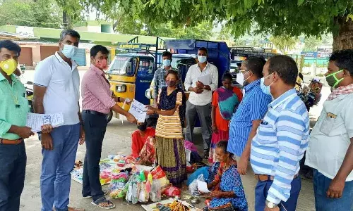 ஆலங்காயம் பேருந்து நிலையத்தில் கொரோனா விழிப்புணர்வு: வட்டாட்சியர் பங்கேற்பு