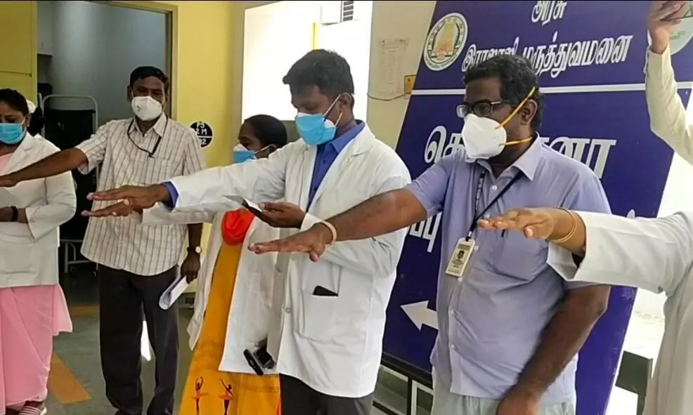 மதுரை கொரோனா தடுப்பூசி மையத்தில் கர்ப்பிணிகள், டாக்டர்கள் உறுதிமொழி ஏற்பு மதுரை கொரோனா தடுப்பூசி மையத்தில் கர்ப்பிணிகள், டாக்டர்கள் உறுதிமொழி ஏற்பு