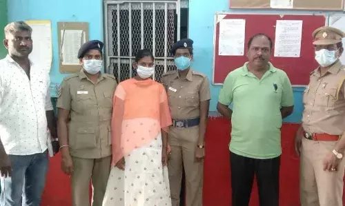 கணவனை தவிக்கவிட்டு இளம்பெண் தோழியுடன் எஸ்கேப்; மேற்குவங்கத்தில் போலீசார் மீட்பு கணவனை தவிக்கவிட்டு இளம்பெண் தோழியுடன் எஸ்கேப்; மேற்குவங்கத்தில் போலீசார் மீட்பு