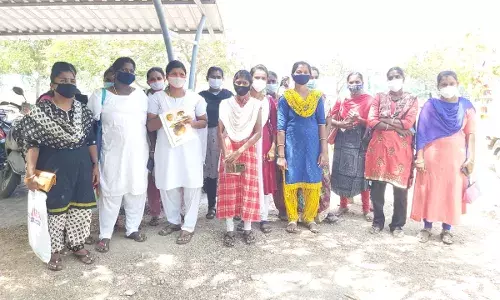 தற்காலிக செவிலியர்களுக்கு பணிநீட்டிப்பு வழங்க கோரி மாவட்ட ஆட்சியரிடம் மனு