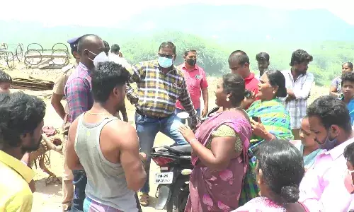 திருப்பத்தூர்: சாலை மறியலில் ஈடுபட்ட மக்களை அவமதிப்பதுபோல் நடந்துகொண்ட  அதிகாரி