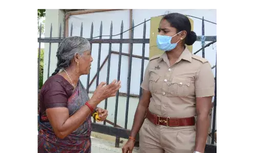 ஈரோடு கலெக்டர் அலுவலகம் முன்பு தீக்குளிக்க முயன்ற பெண்