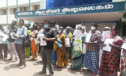 இலவச வீட்டு மனை கேட்டு வந்தவர்கள் திடீர் போராட்டம் - பரபரப்பு