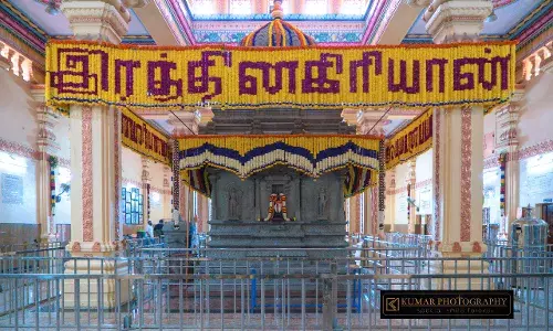இரத்தினகிரி முருகன் கோயிலில் ஆடிக்கிருத்திகை சிறப்பு மலர் அலங்காரம்.