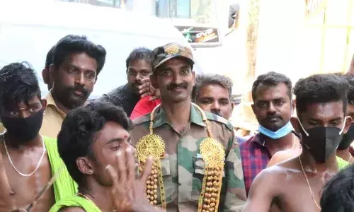 பணி முடிந்து வந்த இராணுவ ஜாவானுக்கு  உற்சாக வரவேற்பு அளித்த பொதுமக்கள்