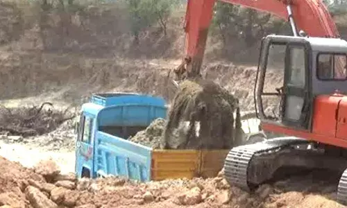 அரக்கோணம் அருகே மண் கடத்தல்; லாரி, பொக்லைன் எந்திரம் பறிமுதல்