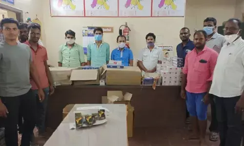 வாணியம்பாடி நகரில் 1 லட்சம் மதிப்பிலான  தடைசெய்யப்பட்ட சிகரெட்கள் பறிமுதல் 