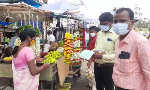 அந்தியூர் வாரச்சந்தை : கொரோனா விழிப்புணர்வில் ஈடுபட்ட அதிகாரிகள்