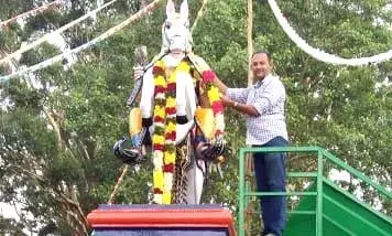 கொல்லிமலையில் அரசு விழா ரத்து ஓரி சிலைக்கு முக்கிய பிரமுகர்கள் மாலை அணிவிப்பு