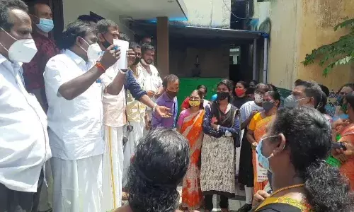 கூட்டுறவு சங்கத்தில் முறைகேடு; பொதுமக்கள் உள்ளிருப்பு போராட்டம்