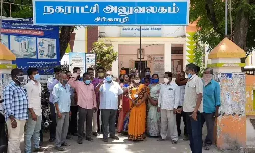சீர்காழி நகராட்சி ஆய்வாளர் கடத்தி தாக்குதல் -கைது செய்ய வலியுறுத்தி ஊழியர்கள் ஆர்ப்பாட்டம்