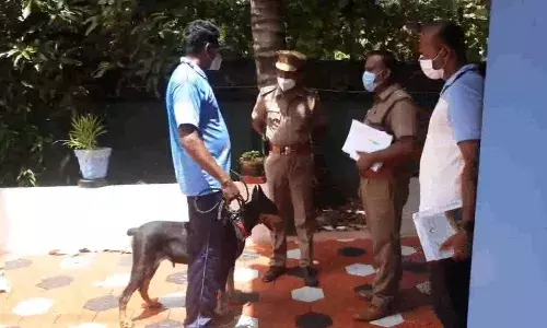 அரசு பள்ளி ஆசிரியர் வீட்டு கதவை உடைத்து நகை,  2 லட்சம் ரூபாய் பணம் கொள்ளை