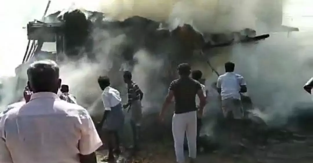 ஆவுடையார்கோவில் அருகே மின்கம்பியில் உரசி தீப்பற்றிய வைக்கோல் லாரி சேதம் ஆவுடையார்கோவில் அருகே மின்கம்பியில் உரசி தீப்பற்றிய வைக்கோல் லாரி சேதம்