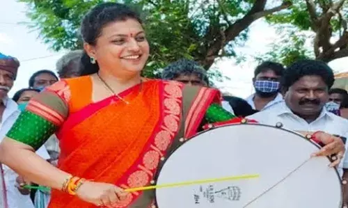இசைக் கலைஞர்களுடன் பறை இசைத்து மகிழ்ந்த நகரி தொகுதி எம்.எல்.ஏ ரோஜா