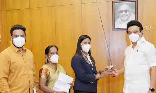 வாள் வீச்சு வீராங்கனை பவானி தேவி தமிழக முதலமைச்சர் மு.க. ஸ்டாலினை சந்தித்தார்