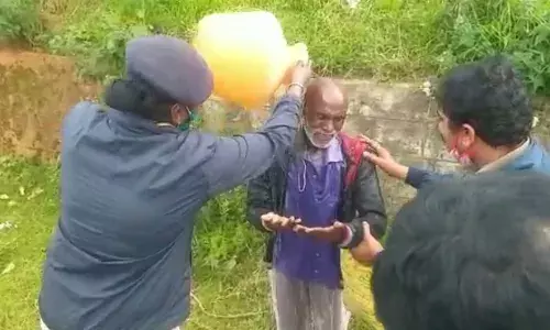 குன்னூரில் தீ குளிக்க முயன்ற முதியவரால் பரபரப்பு