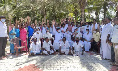 பூம்புகார் எம்எல்ஏ நிவேதாமுருகன்முன்னிலையில் திமுகவில் இணைந்தமாற்றுக்கட்சியினர்