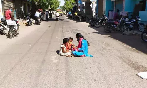 நெல்லையில் ஆதார் கார்டுக்கு அலைக்கழிப்பு;  கைக்குழந்தைகளுடன் பெண் தர்ணா