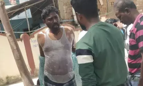 பணிகளுக்கு அனுமதி மறுப்பு; செயற்பொறியாளரை கண்டித்து கான்ட்ராக்டர் தீக்குளிக்க முயற்சி