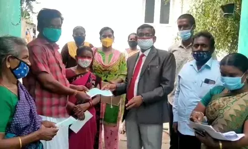 விஷவாயு தாக்கி இறந்தவரின் குடும்பத்துக்கு வீடு தேடி சென்று இழப்பீடு வழங்கிய நீதிபதி