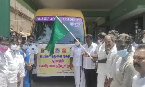 நடமாடும் தடுப்பூசி வாகனம்: மயிலாடுதுறை எம்எல்ஏ கொடியசைத்து தொடக்கி வைப்பு