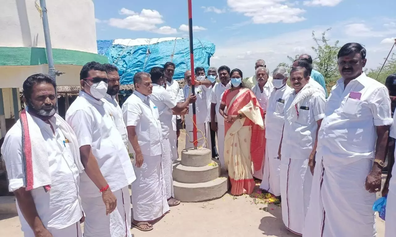 இளையான்குடி வடக்கு ஒன்றியத்தில் திமுக எம்.எல்.ஏ கொடியேற்றம் இளையான்குடி வடக்கு ஒன்றியத்தில் திமுக எம்.எல்.ஏ கொடியேற்றம்