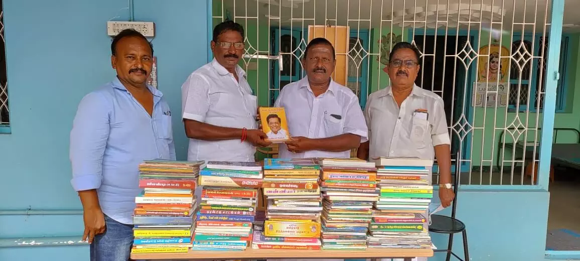 அண்ணா நூலகத்திற்கு புத்தகங்கள், நிதியுதவி வழங்கிய திமுகவினர் அண்ணா நூலகத்திற்கு புத்தகங்கள், நிதியுதவி வழங்கிய திமுகவினர்