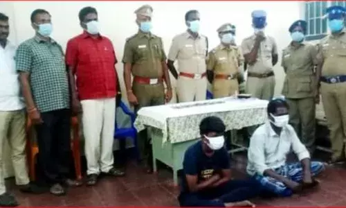 ஓய்வுபெற்ற அரசு ஊழியரிடம் வழிப்பறி: இருவர் கைது