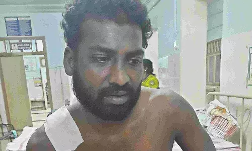 கடலூர் அரசு மருத்துவமனையில் சிகிச்சை பெற வந்த இளைஞர் மீது தாக்குதல் கடலூர் அரசு மருத்துவமனையில் சிகிச்சை பெற வந்த இளைஞர் மீது தாக்குதல்