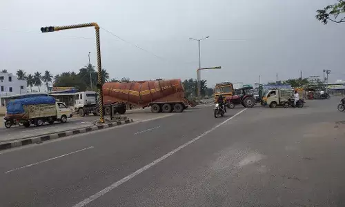 கத்தேரி பிரிவில் விபத்துகளை தடுக்க மேம்பாலம் அமைக்க கோரிக்கை