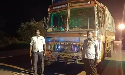 காட்பாடி கிறிஸ்டியான்பேட்டையில் 21 டன் ரேஷன் அரிசி லாரியுடன் பறிமுதல்