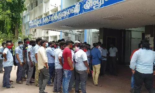 இரவு பணியின் போது தொழிலாளர்களுக்கு உணவு அளிக்க கோரி கலெக்டரிடம் மனு